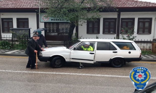 Trafik polisinden takdir toplayan hareket...