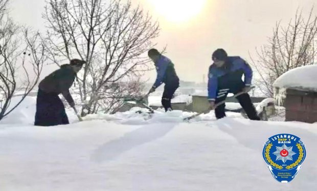 Hakkari'de polislerden yaşlı kadına yardım eli...