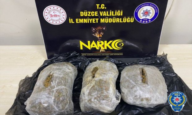 Düzce’de polis ekipleri 4 kilo uyuşturucu ele geçirdi...