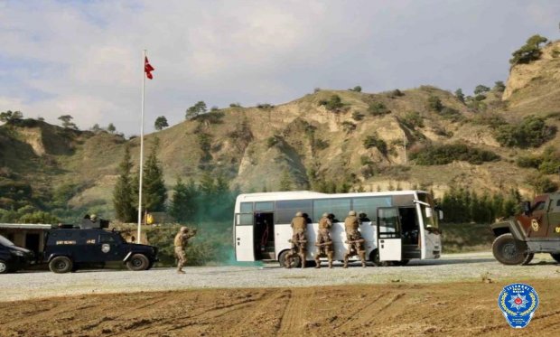 Aydın’da özel harekat polislerinin tatbikatı gereği aratmadı…