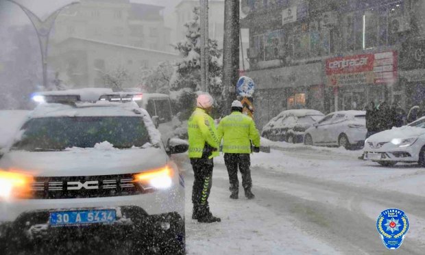 Hakkari polisi kar kış demeden gören başında…