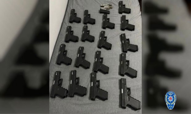 İstanbul'da düzenlenen operasyonda 19 kaçak silah ele geçirildi….