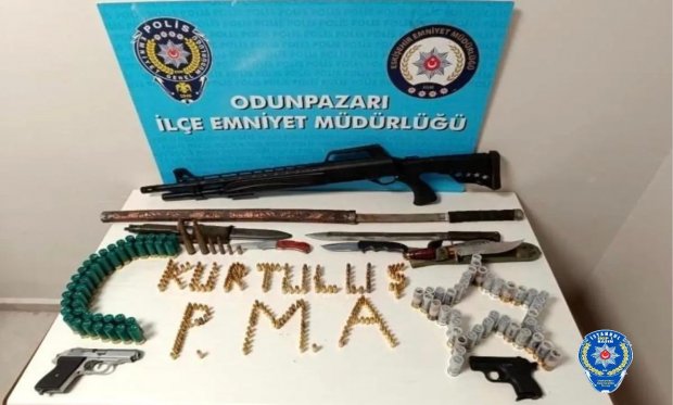 Eskişehir'de silahla tehdit eden şahsın iş yerinde çok sayıda silah ele geçirildi….