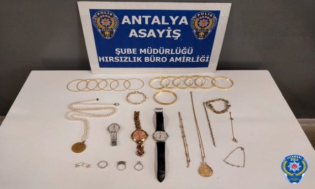 Antalya'da kayıp çanta sahibine ulaştırıldı...