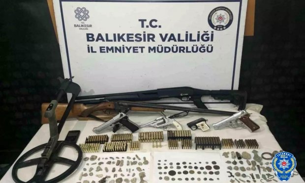 Balıkesir'de  ruhsatsız silahlar ve tarihi eserler ele geçirildi…