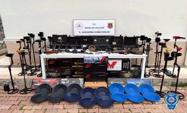 Antalya'da tarihi eser ve ruhsatsız silah ele geçirdi...