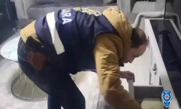 Ankara'da kendilerini polis ve savcı olarak tanıtan dolandırıcılar yakalandı…