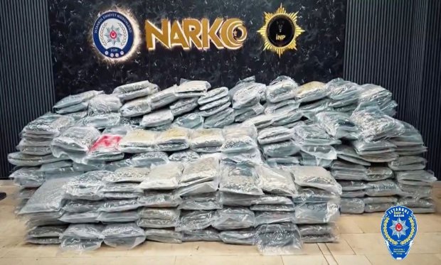 İstanbul'da düzenlenen operasyonlarda 560 kilogram uyuşturucu madde ile 1,4 milyon hap ele geçirildi….
