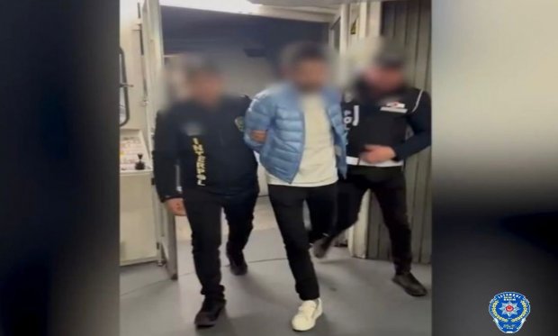 Kırmızı Bülten ile aranan organize suç örgütü yöneticisi Serdar Sertçelik Türkiye’ye getirildi…