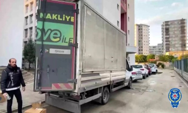 Adana'da bir kamyonette 4.5 milyon kaçak makaron ele geçirildi: 2 kişi tutuklandı….